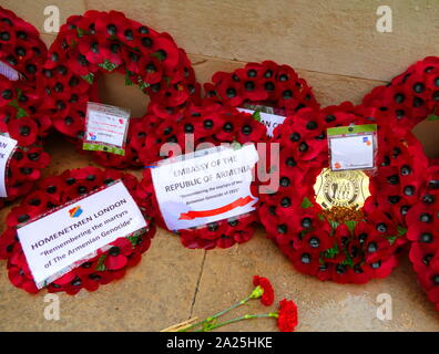 Kränze in künstliche Mohnblumen in Gedenken an die Opfer des Genozids an den Armeniern, 1915, am Ehrenmal, London, Vereinigtes Königreich Stockfoto