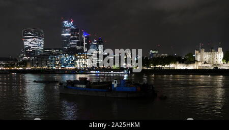 Rathaus, Sitz der Greater London Authority (GLA), das sich aus dem Bürgermeister von London und der London Assembly. Es ist in Southwark, an der South Bank der Themse in der Nähe der Tower Bridge. Es wurde von Norman Foster entworfen und im Juli 2002 eröffnet. Stockfoto