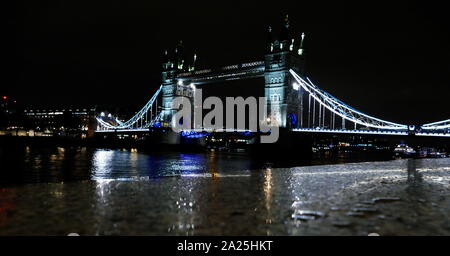 Die Tower Bridge ist eine kombinierte Klapp- und Hängebrücke in London, zwischen 1886 und 1894 gebaut. Die Brücke überquert den Fluss Themse in der Nähe des Tower von London Und hat einen iconic Symbol von London werden Stockfoto