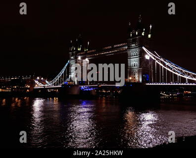 Die Tower Bridge ist eine kombinierte Klapp- und Hängebrücke in London, zwischen 1886 und 1894 gebaut. Die Brücke überquert den Fluss Themse in der Nähe des Tower von London Und hat einen iconic Symbol von London werden Stockfoto