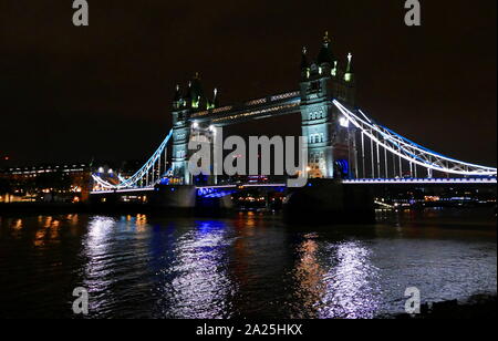 Die Tower Bridge ist eine kombinierte Klapp- und Hängebrücke in London, zwischen 1886 und 1894 gebaut. Die Brücke überquert den Fluss Themse in der Nähe des Tower von London Und hat einen iconic Symbol von London werden Stockfoto