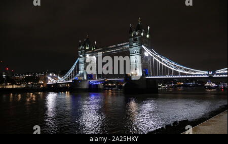 Die Tower Bridge ist eine kombinierte Klapp- und Hängebrücke in London, zwischen 1886 und 1894 gebaut. Die Brücke überquert den Fluss Themse in der Nähe des Tower von London Und hat einen iconic Symbol von London werden Stockfoto