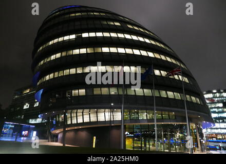 Rathaus, Sitz der Greater London Authority (GLA), das sich aus dem Bürgermeister von London und der London Assembly. Es ist in Southwark, an der South Bank der Themse in der Nähe der Tower Bridge. Es wurde von Norman Foster entworfen und im Juli 2002 eröffnet. Stockfoto