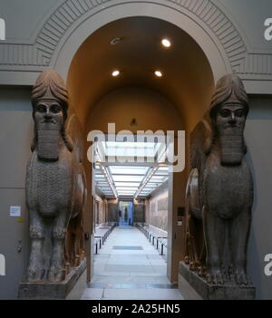 Winged menschlichen vorangegangen Lion statue bewachen den Eingang des Nord-west-Palast von Nimrud. 865-860 v. Chr., Assyrische, Irak Stockfoto