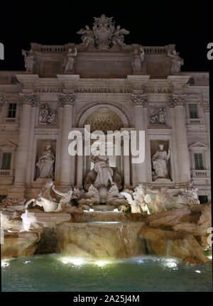 Der Trevi Brunnen (Fontana di Trevi) in Rom, Italien. Vom italienischen Architekten Nicola Salvi entworfen und von Giuseppe Pannini und mehrere andere fertiggestellt. Es ist die größte barocke Springbrunnen der Stadt und einer der berühmtesten Brunnen der Welt. Der Brunnen ist in einige bemerkenswerte Filme erschienen. Der Trevi Brunnen wurde 1762 durch Pannini beendet Stockfoto