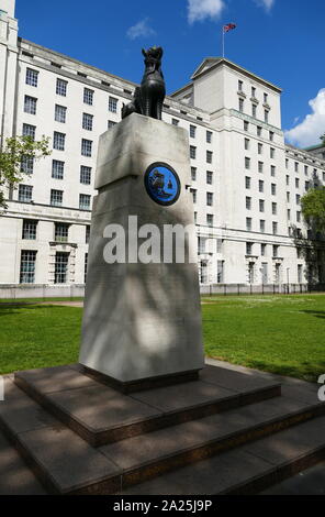 Chindit Memorial ist ein Denkmal in London, erinnert an den Chindit besondere Kräfte, die sich in Birma unter Major General Orde Wingate im Zweiten Weltkrieg diente. Das Denkmal wurde nach den Plänen des Architekten David Preis konzipiert. Vor dem Denkmal hat eine Inschrift Zur Erinnerung an die Chindits, und hat auch eine Plakette Darstellung des Chindit Abzeichen auf einem blauen Hintergrund und die Chindit Motto, "Die kühnsten Maßnahmen sind die sichersten". Stockfoto