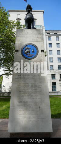 Chindit Memorial ist ein Denkmal in London, erinnert an den Chindit besondere Kräfte, die sich in Birma unter Major General Orde Wingate im Zweiten Weltkrieg diente. Das Denkmal wurde nach den Plänen des Architekten David Preis konzipiert. Vor dem Denkmal hat eine Inschrift Zur Erinnerung an die Chindits, und hat auch eine Plakette Darstellung des Chindit Abzeichen auf einem blauen Hintergrund und die Chindit Motto, "Die kühnsten Maßnahmen sind die sichersten". Stockfoto