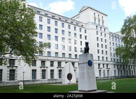 Chindit Memorial ist ein Denkmal in London, erinnert an den Chindit besondere Kräfte, die sich in Birma unter Major General Orde Wingate im Zweiten Weltkrieg diente. Das Denkmal wurde nach den Plänen des Architekten David Preis konzipiert. Vor dem Denkmal hat eine Inschrift Zur Erinnerung an die Chindits, und hat auch eine Plakette Darstellung des Chindit Abzeichen auf einem blauen Hintergrund und die Chindit Motto, "Die kühnsten Maßnahmen sind die sichersten". Stockfoto