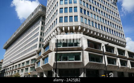 102 Petty France ist "Brutalist' Architektur, Office Block auf Petty France in Westminster, London, mit Blick auf die St. James's Park, der von Fitzroy Robinson & Partner konzipiert war, mit Sir Basil Spence, und im Jahr 1976 abgeschlossen. Es war auch der wichtigste Ort für das UK Home Office zwischen 1978 und 2004, als es als 50 Queen Anne's Gate bekannt; es beherbergt heute das Ministerium für Justiz und Ihrer Majestät Gerichte und Gerichtshöfe Service Stockfoto