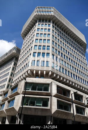 102 Petty France ist "Brutalist' Architektur, Office Block auf Petty France in Westminster, London, mit Blick auf die St. James's Park, der von Fitzroy Robinson & Partner konzipiert war, mit Sir Basil Spence, und im Jahr 1976 abgeschlossen. Es war auch der wichtigste Ort für das UK Home Office zwischen 1978 und 2004, als es als 50 Queen Anne's Gate bekannt; es beherbergt heute das Ministerium für Justiz und Ihrer Majestät Gerichte und Gerichtshöfe Service Stockfoto