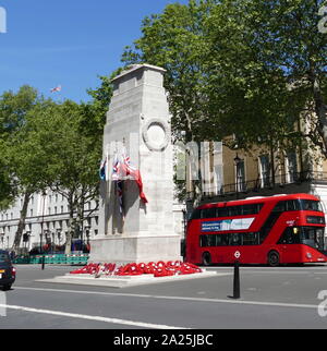 Das Ehrenmal war Memorial auf Whitehall in London, England. Seine Herkunft ist in eine temporäre Struktur für einen Frieden Parade errichtet nach dem Ende des Ersten Weltkriegs, und nach einer Ausgießung der nationalen Stimmung es 1920 durch eine permanente Struktur ersetzt wurde und die offizielle National War Memorial des Vereinigten Königreichs bezeichnet. Entworfen von Edwin Lutyens, die permanente Struktur wurde von Portland Stein zwischen 1919 und 1920 gebaut Stockfoto