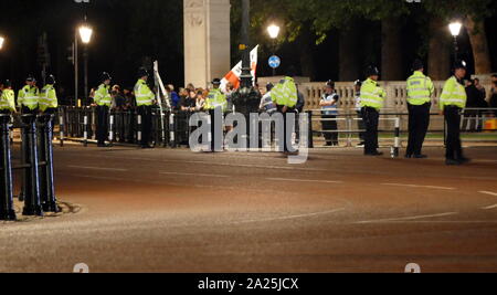 Pro-Trump Unterstützer außerhalb der Buckingham Palace, London, die von der Polizei gesicherte Zugang für Proteste während des Abendessen für Präsident Donald Trump Juni 2019 verhindern Stockfoto