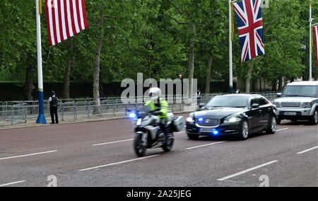 Premierminister Theresa May kommt an St James's Palace, auf der Mall, London, der Polizei bei der Staatsbesuch gesichert für Präsident Donald Trump, Juni 2019 Stockfoto