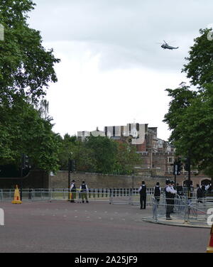 Marine ein Hubschrauber mit Präsident des Trump fliegen über auf der Mall auf dem Weg zum Buckingham Palace, London, die von der Polizei während der staatsbesuch gesichert für Präsident Donald Trump, Juni 2019 Stockfoto