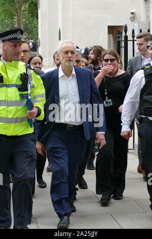 Labour-führer Jeremy Corbyn verlassen eine Demonstration in Whitehall und Trafalgar Square London während der Staatsbesuch von US-Präsident Donald Trump nach Großbritannien; Juni 2019 Stockfoto