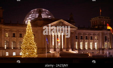 Der Reichstag; Deutscher Bundestag; Berlin, Deutschland, gebaut im Reichstag, des Deutschen Reiches. Es wurde 1894 eröffnet und die Diät bis 1933, wenn es wurde streng nach dem Feuer beschädigt werden. Die Ruine war sicher gegen die Elemente und teilweise in der 1960 renovierten s gemacht, aber war kein Versuch der vollständigen Wiederherstellung, bis nach der Wiedervereinigung Deutschlands am 3. Oktober 1990, wenn es machte einen Wiederaufbau unter der Leitung von Architekt Norman Foster. Stockfoto