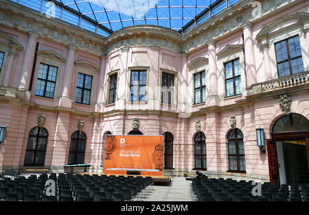 Das Deutsche Historische Museum (Deutsches Historisches Museum), Berlin, Deutschland widmet sich der deutschen Geschichte. Das Museum wurde am 28. Oktober 1987 gegründet. Das Zeughaus von 1695, das älteste Gebäude auf Unter den Linden, dem Sitz des Deutschen Historischen Museums wurde. Die ersten Ausstellungen wurden im Zeughaus im September 1991 gezeigt. Stockfoto