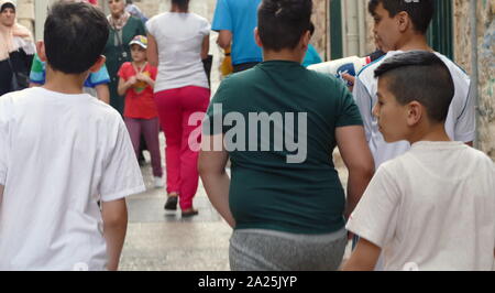 Arabische Kinder auf ihrem Weg in der Altstadt von Jerusalem, Israel zur Schule Stockfoto