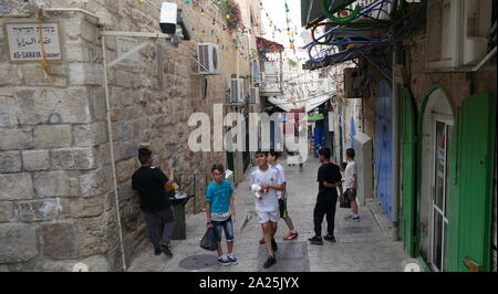 Arabische Kinder auf ihrem Weg in der Altstadt von Jerusalem, Israel zur Schule Stockfoto