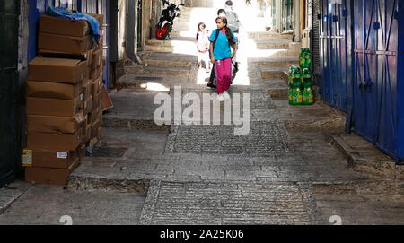 Arabische Kinder auf ihrem Weg in der Altstadt von Jerusalem, Israel zur Schule Stockfoto