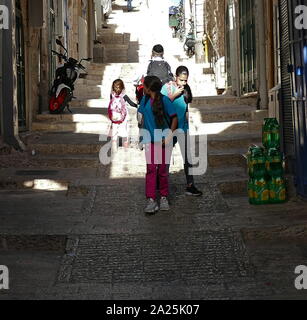 Arabische Kinder auf ihrem Weg in der Altstadt von Jerusalem, Israel zur Schule Stockfoto