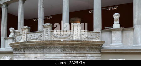 Tempel des Zeus Philios, den heiligen Bereich, der durch die römischen Kaiser Trajan und Hadrian, Zeus Philios und dem Kaiserlichen Kult an Pergamon Museum - Museum gewidmet Stockfoto