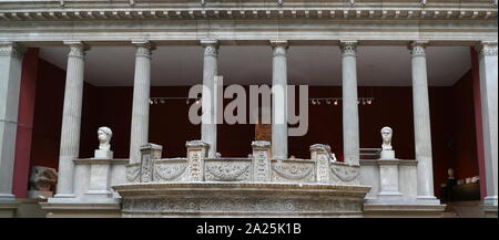 Tempel des Zeus Philios, den heiligen Bereich, der durch die römischen Kaiser Trajan und Hadrian, Zeus Philios und dem Kaiserlichen Kult an Pergamon Museum - Museum gewidmet Stockfoto