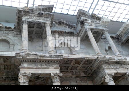 Markttor von Milet, den Wiederaufbau mit modernen Anbauten, Römische, Trajan, Milet, um 100 AD. Das Tor wurde im 2. Jahrhundert, während der Herrschaft von Kaiser Hadrian etwa 120 bis 130 AD wahrscheinlich gebaut. Es ersetzt eine bestehende Dorischen propylon und diente als der nördliche Zugang zum südlichen Markt, oder Agora, in Milet, eine antike Stadt in der heutigen Türkei Stockfoto