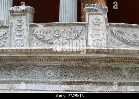 Tempel des Zeus Philios, den heiligen Bereich, der durch die römischen Kaiser Trajan und Hadrian, Zeus Philios und dem Kaiserlichen Kult an Pergamon Museum - Museum gewidmet Stockfoto