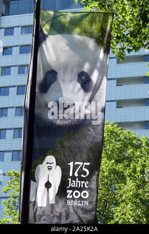 Die Berliner Zoologischen Garten, in Deutschland. Im Jahr 1844 öffnete es umfasst 35 ha (86,5 ha) und ist im Berliner Tiergarten entfernt. Mit über 1.380 verschiedenen Arten und über 20.200 Tiere im Zoo stellt eine der umfassendsten Sammlung von Arten, die in der Welt Stockfoto