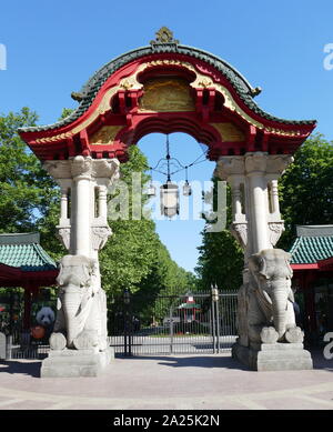 Die Berliner Zoologischen Garten, in Deutschland. Im Jahr 1844 öffnete es umfasst 35 ha (86,5 ha) und ist im Berliner Tiergarten entfernt. Mit über 1.380 verschiedenen Arten und über 20.200 Tiere im Zoo stellt eine der umfassendsten Sammlung von Arten, die in der Welt Stockfoto