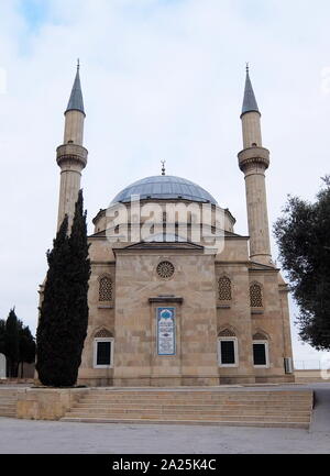 Die Moschee der Märtyrer in Baku, Aserbaidschan, in der Nähe der Märtyrer Lane. Die Moschee wurde Anfang der 90er Jahre mit Unterstützung der türkischen Regierung gebaut. Die 154 Ayah aus al-baqara Kapitel des Koran ist an der Fassade der Moschee in Arabisch und Türkisch geschrieben: "Sagen Sie nicht, "Tot!" zu denen, die um Allahs willen gestorben. Nein, sie sind lebendig! Aber sie fühlen sich nicht." Stockfoto