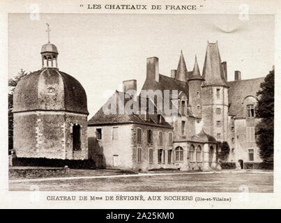 Saint-etienne Schloss, ehemaliger Breton Residence von Madame De Sevigne, ist ein gotisches Herrenhaus aus dem 15. Jahrhundert in der Nähe von Vitré in Ille-et-Vilaine. Das Haus liegt auf einem L-förmigen Grundriss hat zwei Türme. Es gibt auch eine achteckige Kapelle, die von Madame De Sevigne in 1671 gebaut für ihr Onkel, der Abbe de Coulanges, nannte den Bien-Bon, Ställe und Commons im achtzehnten Jahrhundert hinzugefügt. Am Ende des Gartens, eine Wand in der Form eines Bogens bewirkt ein Echo, wenn man auf eine Platte gelegt wird. Madame De Sevigne benutzte es, um ihre Tochter zu lesen. Stockfoto