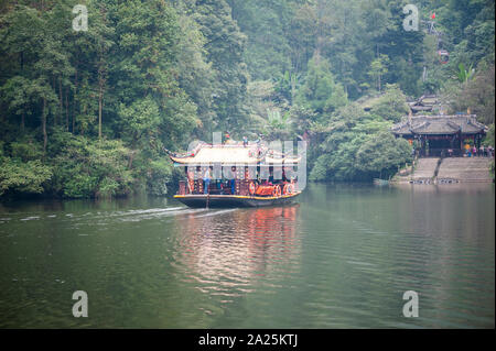 QingChengShan, Provinz Sichuan, China-Sept 26, 2019: Boat Transport chinesischer Touristen auf einem See. Stockfoto