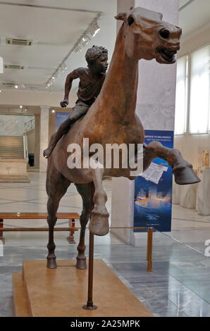 Bronzestatue Darstellung" der Jockey von Artemision', einem großen hellenistischen Statue eines Jungen ein Pferd reiten, datiert auf ca. 150-140 BC. Es ist eine seltene Überlebende original Bronzestatue aus dem antiken Griechenland und ein seltenes Beispiel der griechischen Skulptur eines Rennpferds Stockfoto