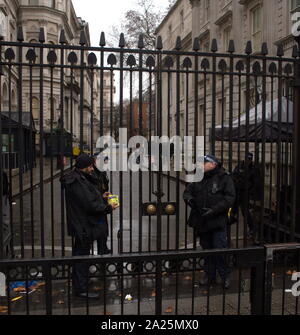 Polizei vor den Toren des Nr. 10 Downing Street, London. Stockfoto