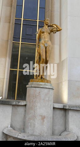 Le Matin (Der Morgen), vergoldeten Statue im Palais de Chaillot, Paris 1937 durch Pryas. Stockfoto