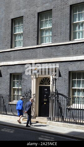 Theresa May tritt in 10 Downing Street nach ihrem Rücktritt Rede, London, bevor man Queen Elizabeth ihre Abreise zu formalisieren. Der letzte Tag der Premiership von Theresa May, Premierminister des Vereinigten Königreichs, den 13. Juli 2016 - 24. Juli 2019. Mai war Führer der Konservativen Partei von Juli 2016 bis 23. Juli 2019. Mit ihrem Mann Phillip kann gezeigt. Stockfoto