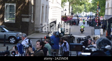 Theresa May Blätter 10 Downing Street nach ihrem Rücktritt Rede, London, bevor man Queen Elizabeth ihre Abreise zu formalisieren. Der letzte Tag der Premiership von Theresa May, Premierminister des Vereinigten Königreichs, den 13. Juli 2016 - 24. Juli 2019. Mai war Führer der Konservativen Partei von Juli 2016 bis 23. Juli 2019. Stockfoto