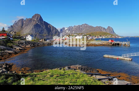 Malerisches Fischerdorf Stadt der Reine am Fjord auf Lofoten in Norwegen Stockfoto