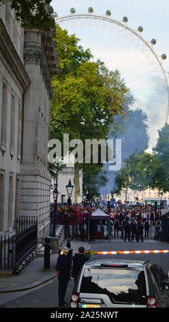 Demonstrationen außerhalb der Downing Street, London, nach der die Ankunft von eingehenden neuen Premierminister, Boris Johnson. Downing Street ist die offizielle Wohnsitze und Büros der Premierminister des Vereinigten Königreichs und des Schatzkanzlers. an der Whitehall, wenige Gehminuten von den Häusern des Parlaments, die Downing Street wurde in den 1680er Jahren von Sir George Downing gebaut. Stockfoto