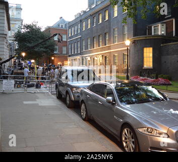 Drücken Sie versammelten sich in der Downing Street, London, die offizielle Wohnsitze und Büros der Premierminister des Vereinigten Königreichs und des Schatzkanzlers. an der Whitehall, wenige Gehminuten von den Häusern des Parlaments, die Downing Street im 1680s wurde von Sir George Downing gebaut. Stockfoto