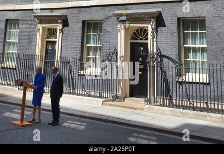 Theresa May Blätter 10 Downing Street nach ihrem Rücktritt Rede, London, bevor man Queen Elizabeth ihre Abreise zu formalisieren. Am letzten Tag des Premierministers von Theresa May, Premierminister des Vereinigten Königreichs, den 13. Juli 2016 - 24. Juli 2019. Führer der konservativen Partei war von Juli 2016 Mai - 23. Juli 2019. Mit ihrem Mann Phillip gezeigt. Stockfoto