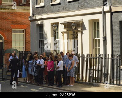 Mitarbeiter begrüßen die eingehende Premierminister, Boris Johnson, in Downing Street; 24. Juli 2019 Stockfoto