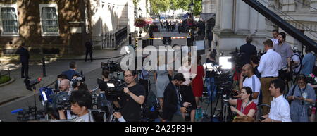 Medien in Downing Street für Reden durch die ausgehenden und eingehenden Premierminister, Theresa May und Boris Johnson. 24. Juli 2019 Stockfoto