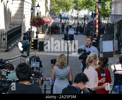 Medien in Downing Street für Reden durch die ausgehenden und eingehenden Premierminister, Theresa May und Boris Johnson. 24. Juli 2019 Stockfoto