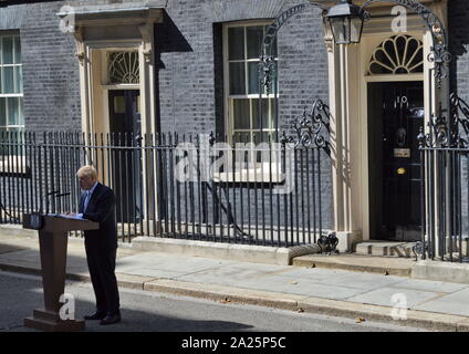 Boris Johnson; (* 19. Juni 1964), britischer Politiker und Premierminister des Vereinigten Königreichs und Führer der konservativen Partei seit Juli 2019. Boris Johnson sprechen in Downing Street an seinem ersten Tag als Premierminister am 24. Juli 2019 Stockfoto