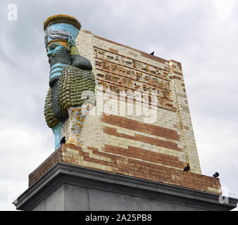 Der unsichtbare Feind sollte nicht existieren' von Michael Rakowitz b. 1973, New York. 2006 Michael Rakowitz begann seine Projekt der unsichtbare Feind nicht vorhanden sein sollte, neu zu erstellen, über 7.000 archäologische Artefakte aus dem Irak Museum während des Krieges geplündert oder zerstört. Eine davon war die Lamassu, eine geflügelte Gottheit. Es nergal Tor am Eingang des alten assyrischen Stadt Ninive bewacht, in der Nähe der heutigen Mossul, Irak, in c 700 v. Chr. bis 2015, als es durch die ISIS zerstört. 28. März 2018 von Sadiq Khan, Bürgermeister von London, Trafalgar Square, Fourth Plinth Programm vorgestellt. Stockfoto