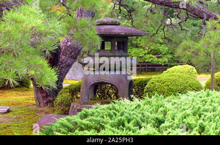 Das Schloss Nijo, Kyoto, Japan. Das Schloss besteht aus zwei konzentrischen Ringen (kuruwa) von Befestigungsanlagen, die ninomaru Palace, die Ruinen des Honmaru Palace, verschiedenen Gebäuden und mehreren Gärten. 1601, Tokugawa Ieyasu, der Gründer des Tokugawa Shogunats, befahl allen Feudalherren in Western Japan mit dem Bau von Schloss Nijo, das während der Regierungszeit von Tokugawa Iemitsu 1626 abgeschlossen wurde. Stockfoto