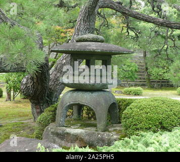 Das Schloss Nijo, Kyoto, Japan. Das Schloss besteht aus zwei konzentrischen Ringen (kuruwa) von Befestigungsanlagen, die ninomaru Palace, die Ruinen des Honmaru Palace, verschiedenen Gebäuden und mehreren Gärten. 1601, Tokugawa Ieyasu, der Gründer des Tokugawa Shogunats, befahl allen Feudalherren in Western Japan mit dem Bau von Schloss Nijo, das während der Regierungszeit von Tokugawa Iemitsu 1626 abgeschlossen wurde. Stockfoto